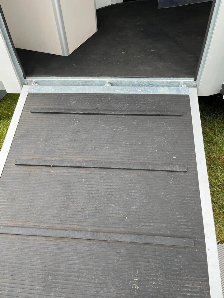 Horse box Trailer Ramp mat 110cm wide x 135cm long x 20mm Rib thickness